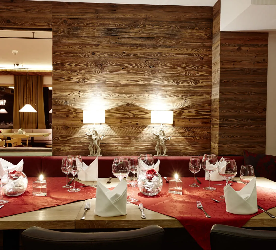 Elegante Tischdekoration in einem Restaurant mit Holzverkleidung